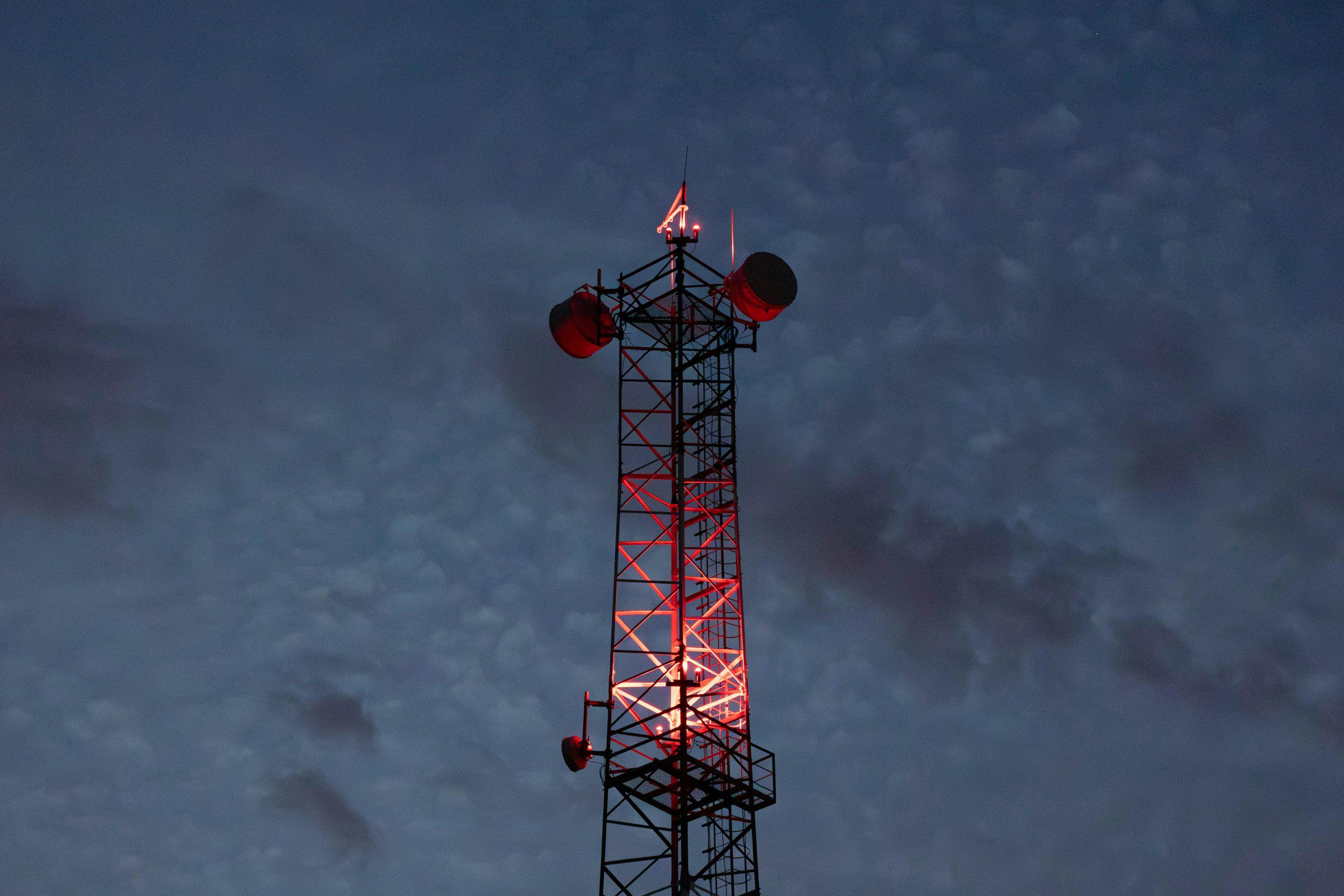 Telecommunications network transmitting digital connectivity signals